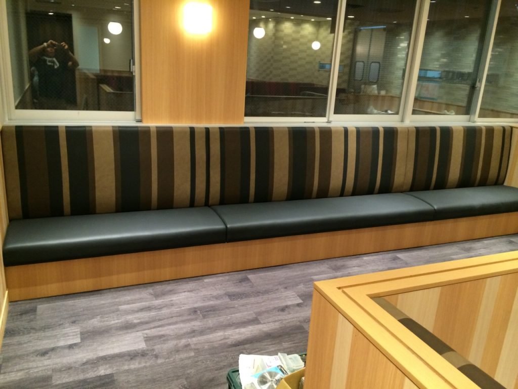 飲食店　ソファー